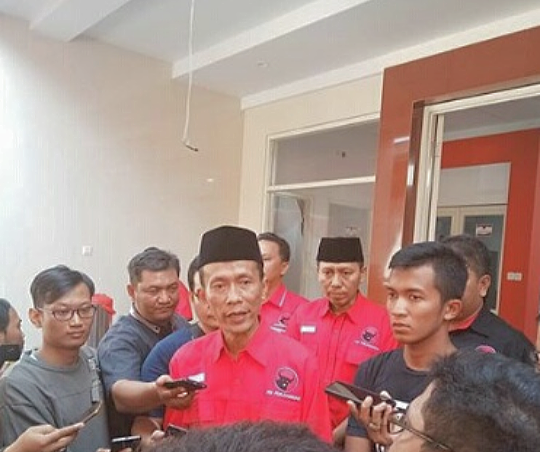 Ketua DPC PDIP Lamongan, Saim, saat ditemui awak media. (Foto: Nasih/ngopibareng.id)