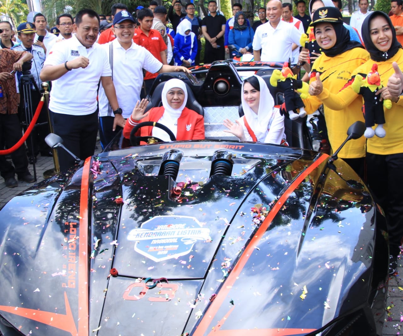 Gubernur Jawa Timur Khofifah Indar Parawansa saat meresmikan mobil listrik karya anak ITS. (Foto: Humas Pemprov Jatim)