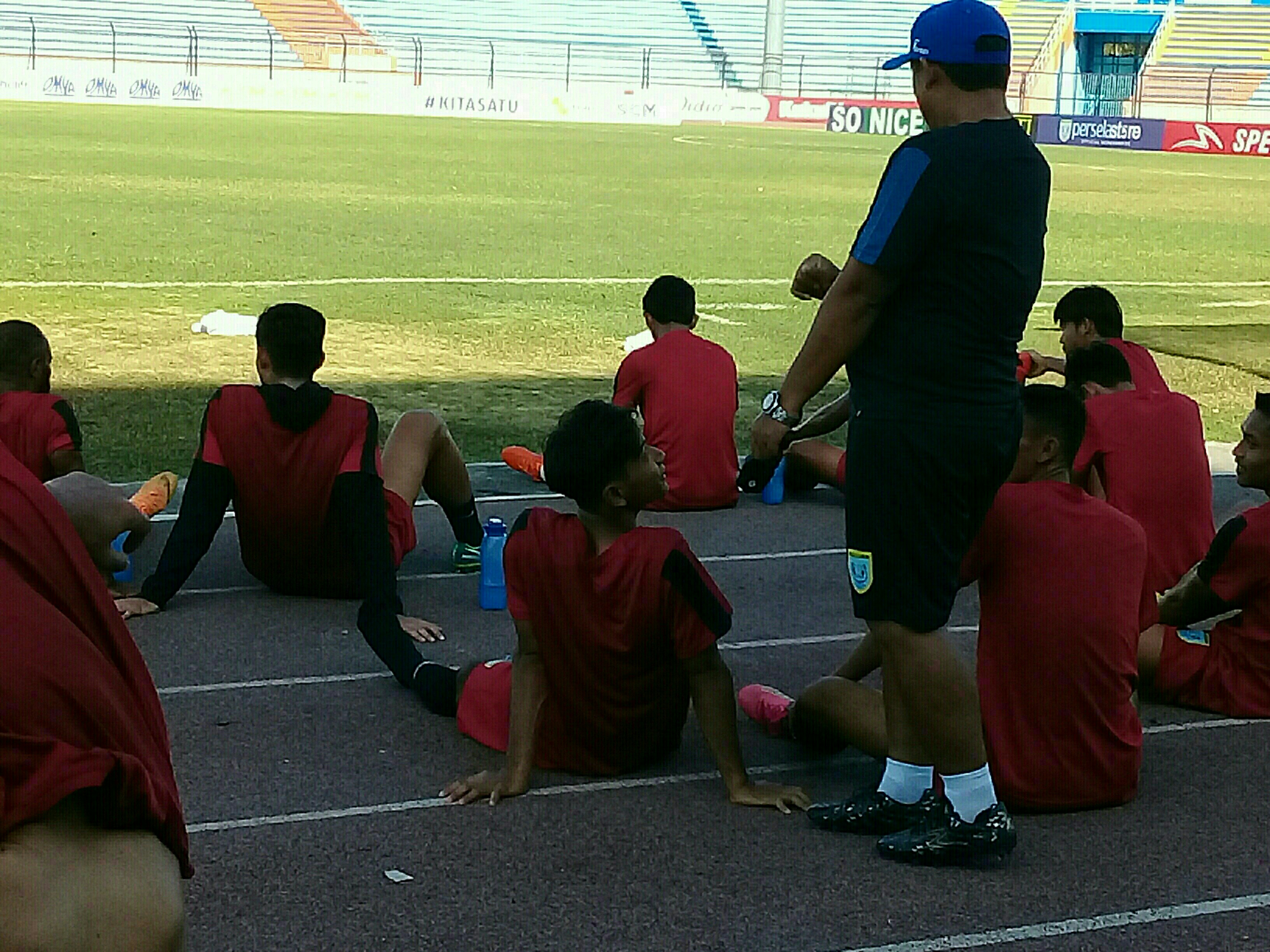 Asisten Pelatih Persela, Didik Ludianto, saat memimpin para pemainnya dalam latihan ringan yang berlangsung pada Rabu 18 September 2019. (Foto: Nasih/ngopibareng.id)