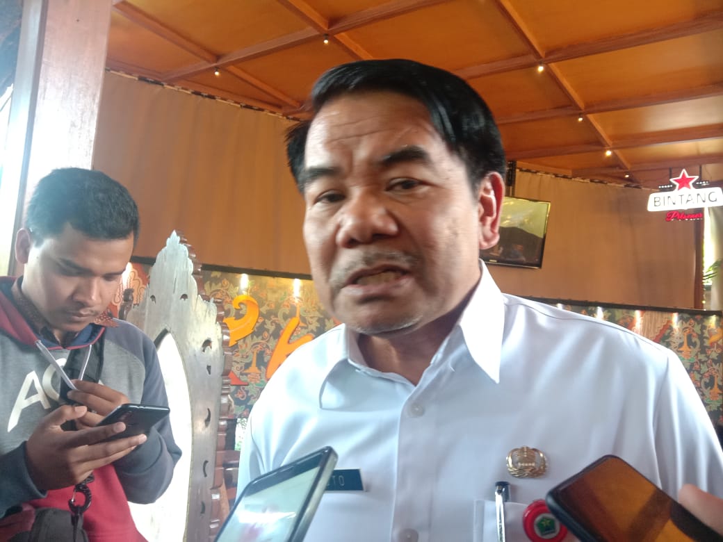 Sekda Kota Malang, Wasto ketika diwawancara disela-sela acara Njagong Reboan, Rabu 18 September 2019 (Theo/ngopibareng.id) 