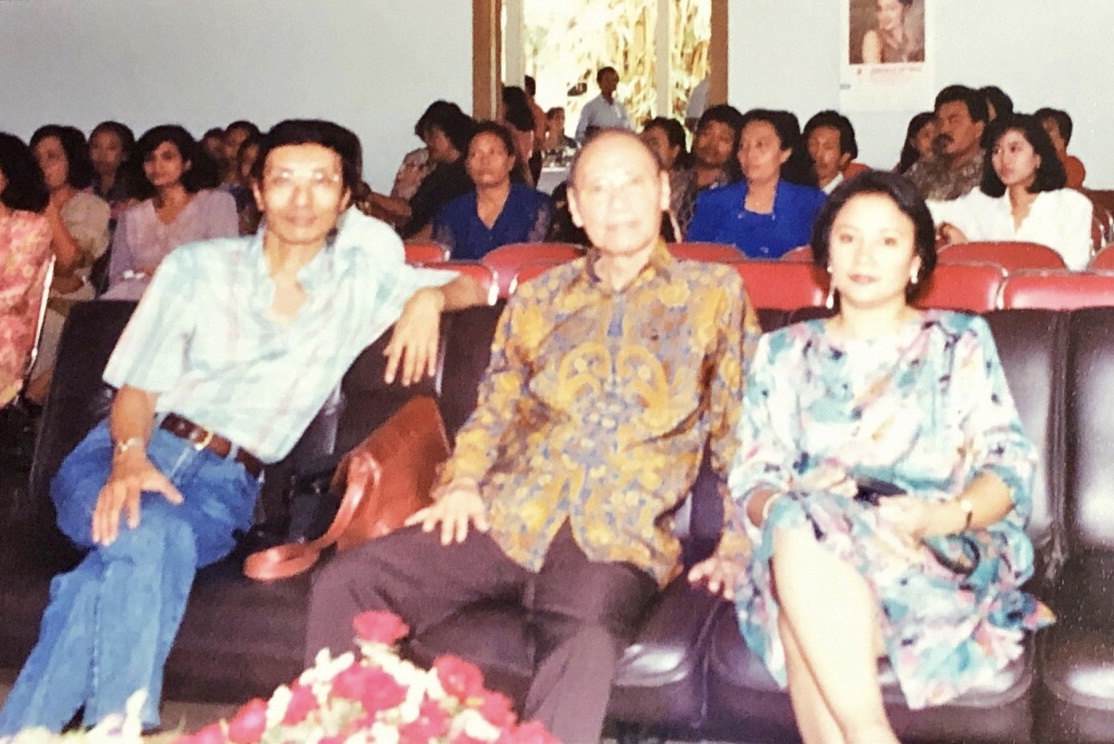 Dr Basoeki (tengah) bersama dokter dan perawat dalam sebuah acara. (Foto dok)