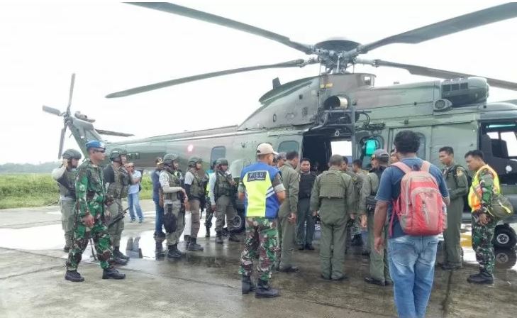 TNI AU mengerahkan helikopter Caracal untuk mengangkut personel SAR gabungan yang akan mencari pesawat Twin Otter PK-CDC yang hilang kontak di Papua sejak Rabu 18 September 2019. (Antara/Papua/Evarianus Supar)