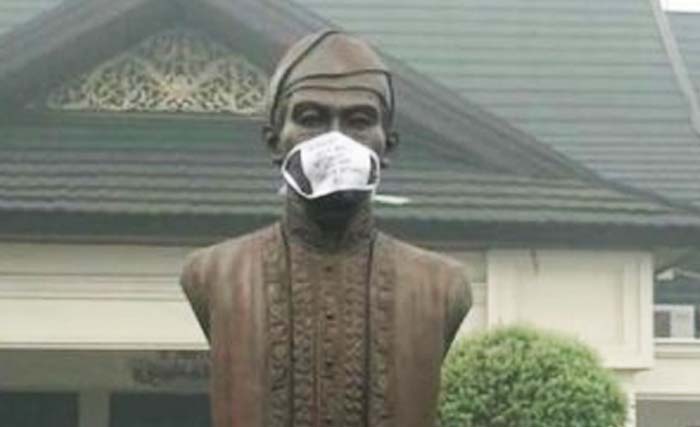 Patung Sultan Taha di bandara Jambi, memakai masker. (Foto:Antara)