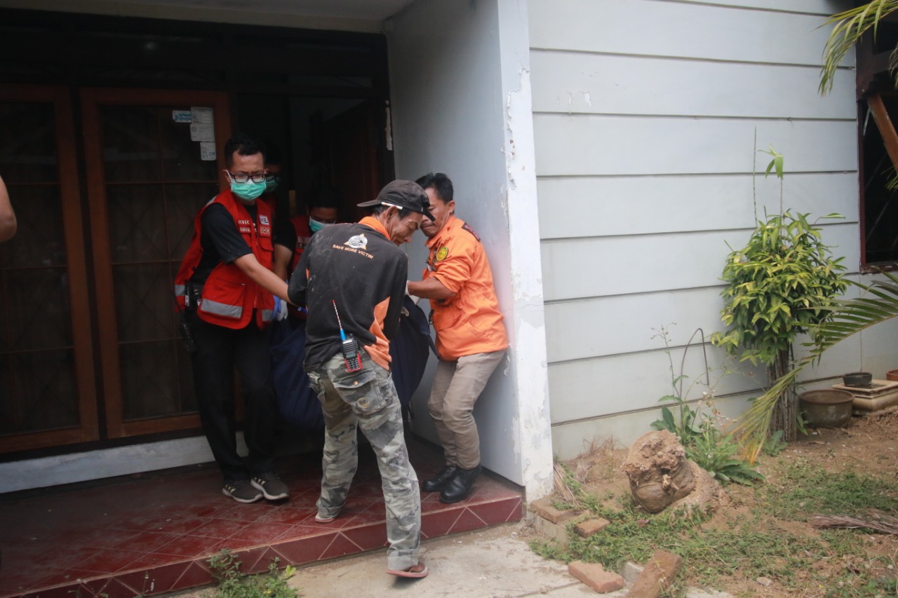 Aparat gabungan saat melakukan evakuasi mayat pria yang membusuk selama tiga minggu di Kecamatan Sukun, Kota Malang (Foto: Theo/ngopibareng.id)