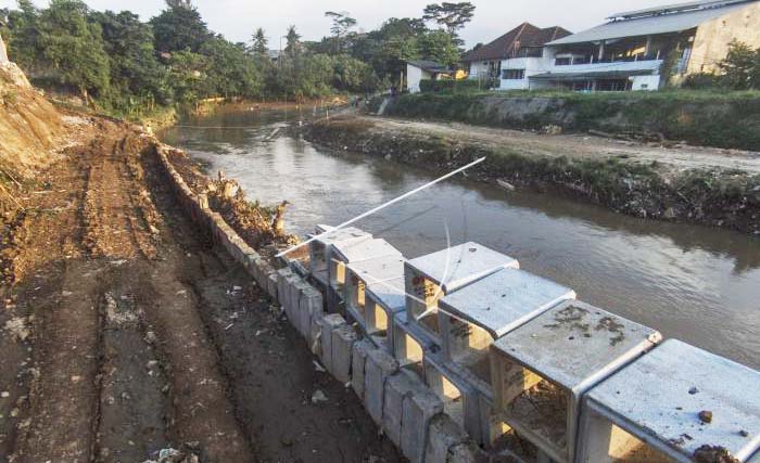 Proyek sodetan Kali Ciliiwung yang dibangun di atas perumahan  Bedara Cina, Jakarta. (Foto:Antara)