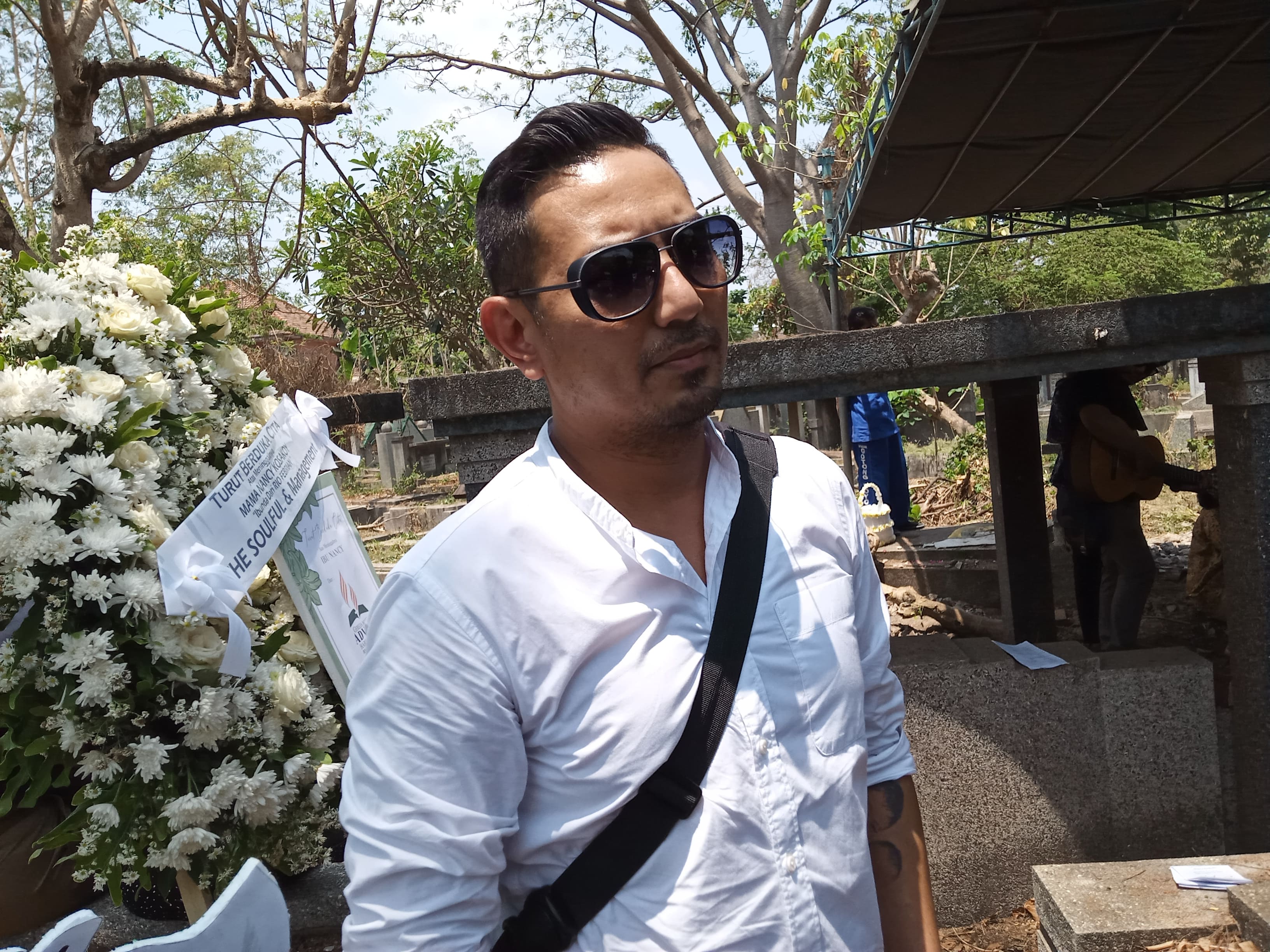 Penyanyi solo, Rio Febrian ketika ditemui di TPU Nasrani, Sukun, Kota Malang (Foto: Theo/ngopibareng.id)