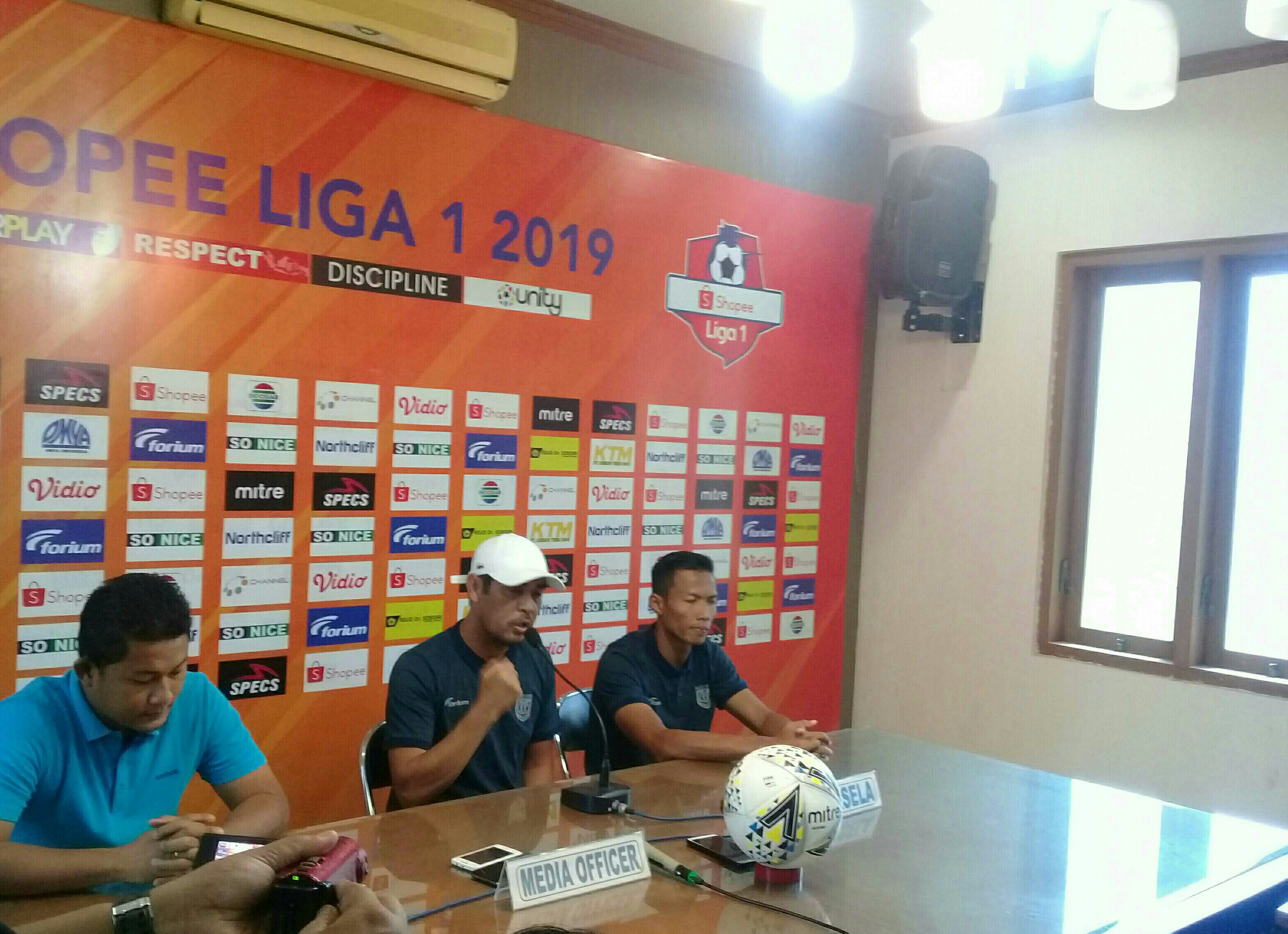 Nil Maizar didampingi sang kapten Eky Taufik, saat konferensi pers, Kamis 19 September 2019. (Foto: Nasih/ngopibareng.id)