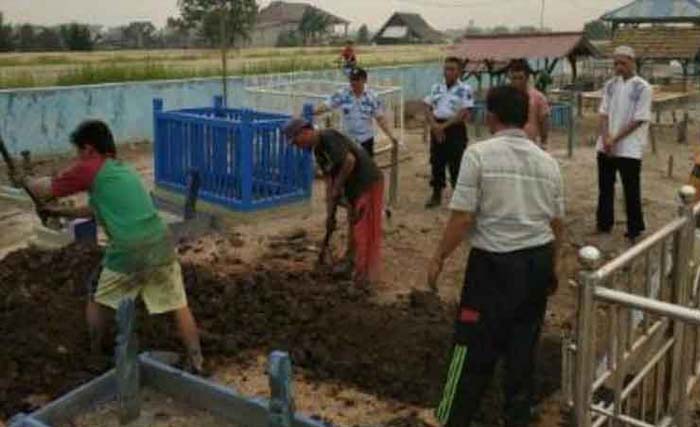 Petugas melakukan proses pemakaman jenazah narapidana Akhmad Syahrul Mualim yang meninggal akibat bunuh diri di Lapas Klas II B Sampit. (Foto:BorneoNews.Co.ID)