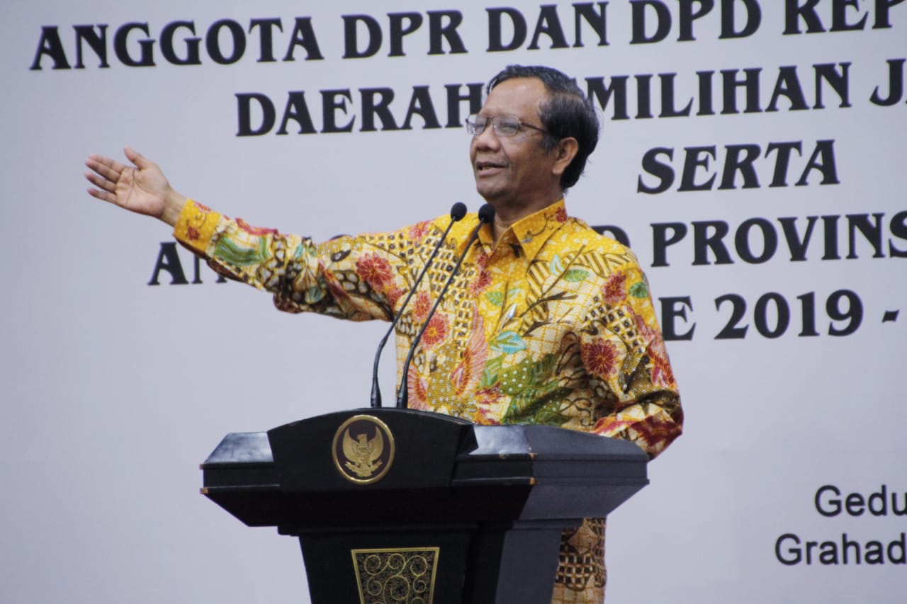 Mantan Ketua Mahkamah Konstitusi, Mahfud MD saat memberi pesan khusus kepada Anggota DPR RI, DPD, dan DPRD dari Dapil Jawa Timur di Gedung Grahadi, Surabaya. (Foto: Faiq/ngopibareng.id)