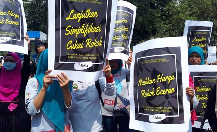 Aksi damai di depan Kantor Kementerian Keuangan RI, Jakarta Pusat hari Jumat pagi, untuk mendukung  Menteri Keuangan Sri Mulyani terkait keinginan pemerintah menaikkan cukai rokok.  (Foto:Antara/Aubrey Fanani)