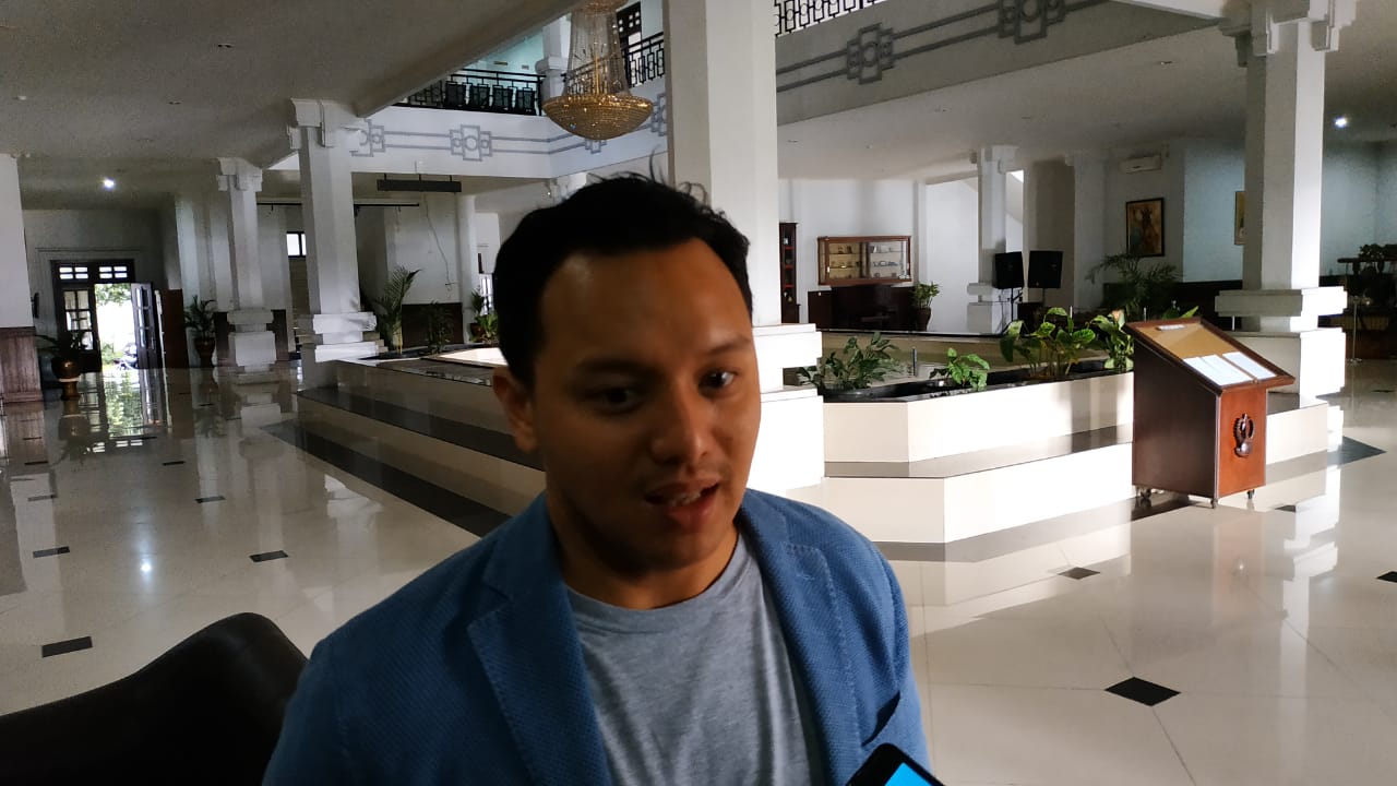 Politisi Partai Gerindra,Moreno Soeprapto, ketika diwawancarai disela-sela kunjungannya ke kantor DPRD Kota Malang (Foto: Theo/ngopibareng.id)