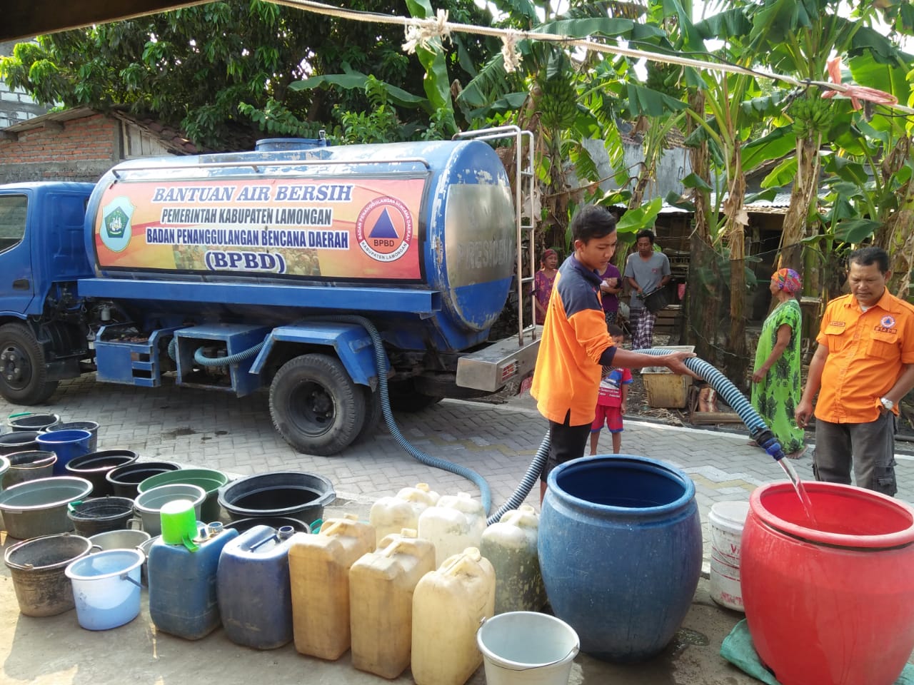 Potret warga saat menerima bantuan air bersih akibat kekeringan. (Foto: Nasih/ngopibareng.id)