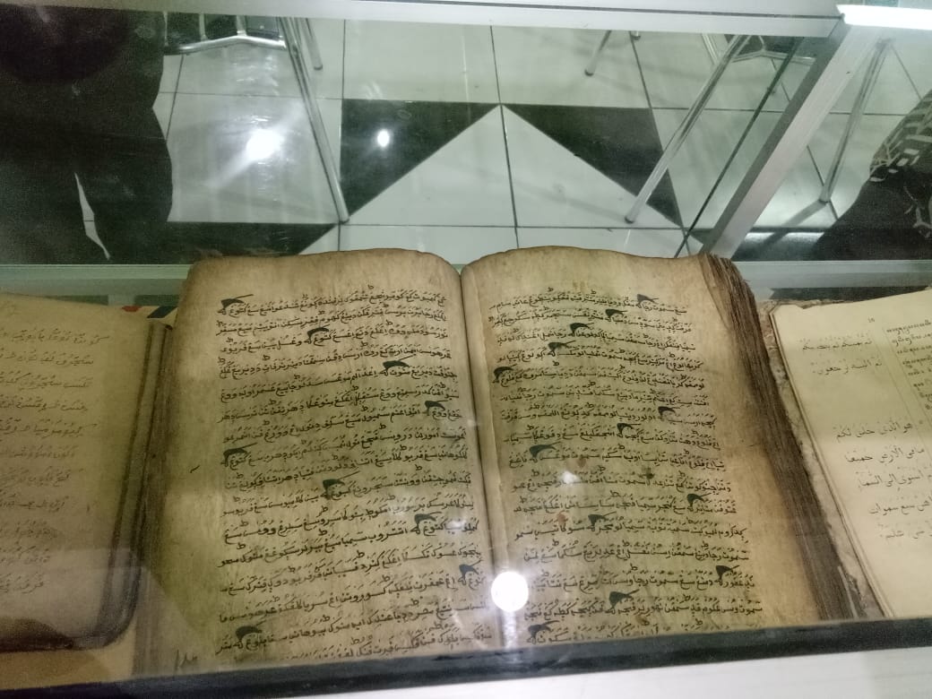 Salah satu koleksi manuskrip kuno yaitu Quran tulis tangan di atas kulit kayu (Foto: Theo/ngopibareng.id)