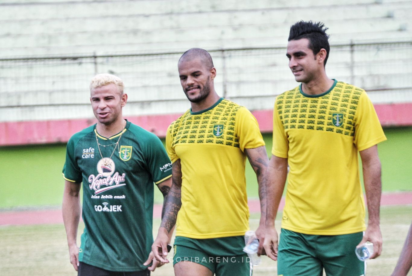 Pemain anyar Persebaya, Diogo Campos bersama David da Silva dan Otavio Dutra dalam sesi latihan Persebaya. (Foto: Haris/ngopibareng.id)