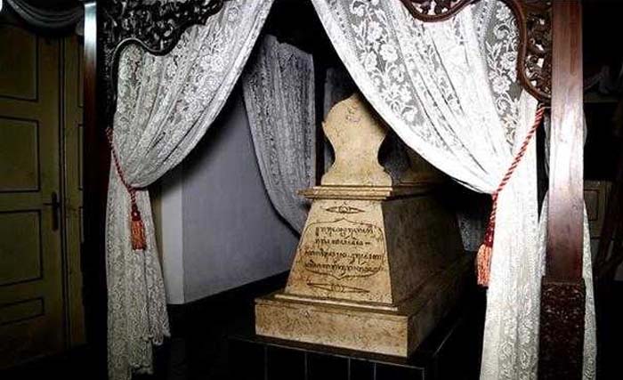 Makam Raden Ngabehi Ronggowarsito di Desa Palar, Klaten, Jawa Tengah. Ronggowarsito adalah pujangga keraton Surakarta yang lahir  1802 dan meninggal tahun 1873.  (Foto:Antara)