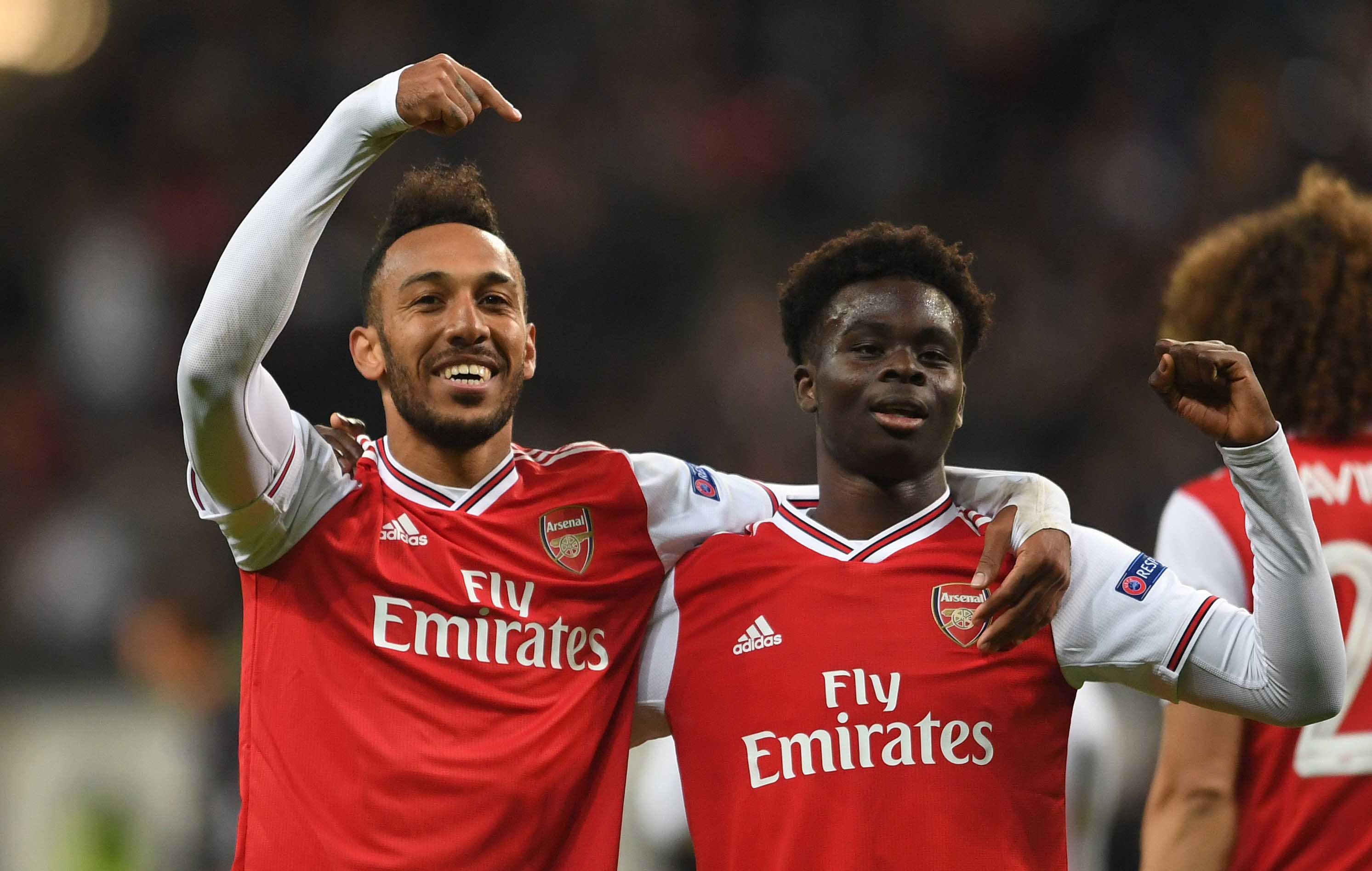 Bukayo Saka (kiri) bersama Pierre-Emerick Aubameyang (kanan). (Foto: Twitter/@Arsenal)
