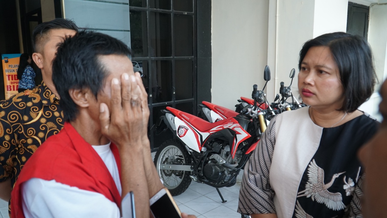 Pelaku, Abdul Rochim saat berada di Mapolrestabes Surabaya, Jumat 20 September 2019. (Foto: Faiq/ngopibareng.id)