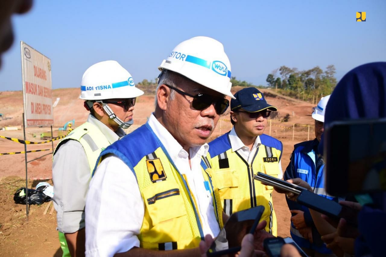 Menteri Basuki saat meninjau pembangunan Tol Cisumdawu. (Foto: Kementerian PUPR)