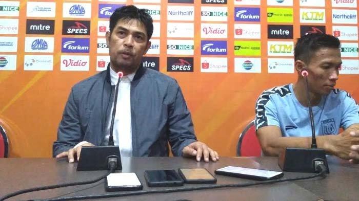 Nil Maizar didampingi sang kapten Eky Taufik, saat konferensi pers. (Foto: Nasih/ngopibareng.id)