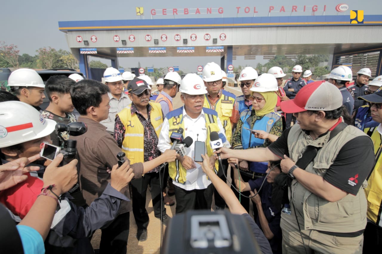 Menteri Basuki usai meninjau ke lokasi pembangunan jalan tol Kunciran-Serpong di Gerbang Tol Parigi, Tangerang, Jumat 20 September 2019.