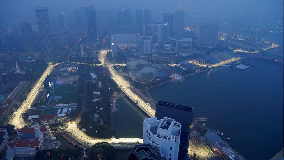Tanpa kabut, balapan F1 GP pada malam hari di Sirkuit Marina Bay, Singapura, sangat sulit. (Foto: Reuters)