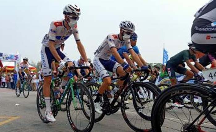 Etape III Tour de Siak hari ini, Sabtu, dibatalkan ketika para pebalap sudah menempuh 20 km rute Siak-Dayun-Buatan-Siak. Para pebalap memakai masker akibat asap yang makin tebal. (Foto:GoRiau)