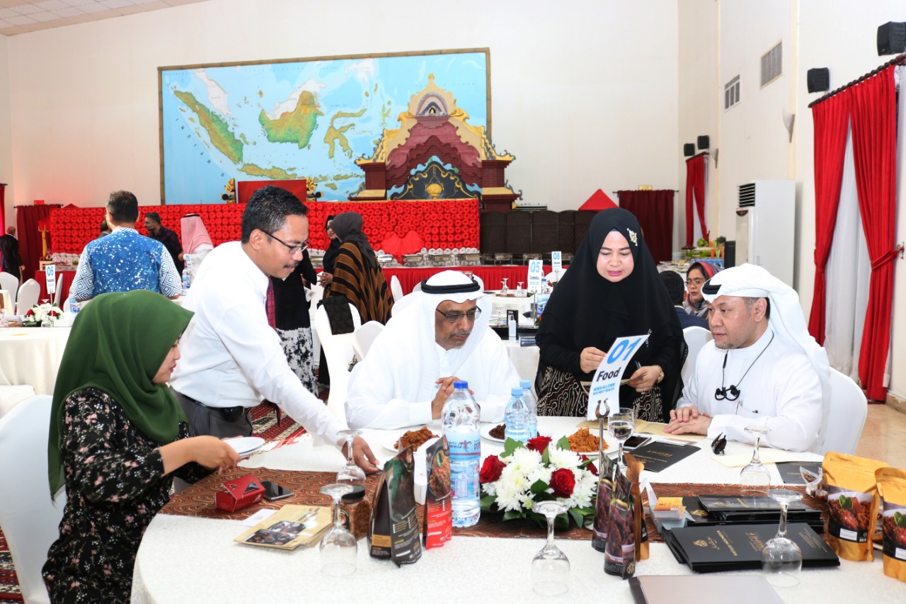 Para pengusaha Indonesia berdiskusi dengan pengusaha Arab Saudi. (Foto: KJRI Jeddah)