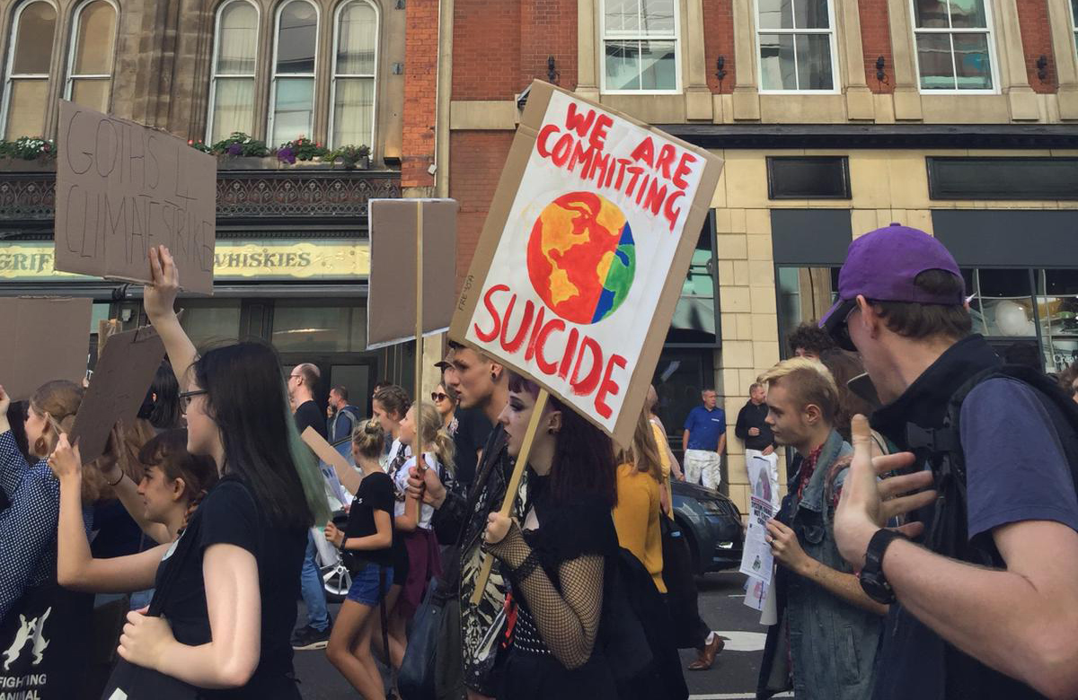 Para peserta aksi #SchoolStrike4Climate di Leeds, Inggris. (Foto: dok. Icha)