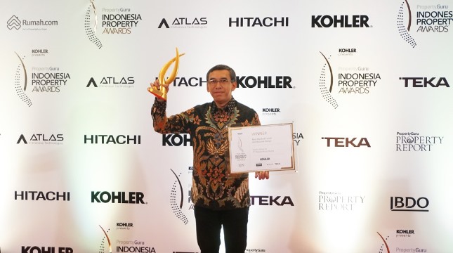 Business Development Director PT Waskita Karya Realty, Tri Hartanto membawa penghargaan dari Indonesia Property Awards. (Foto: Dok Waskita) 