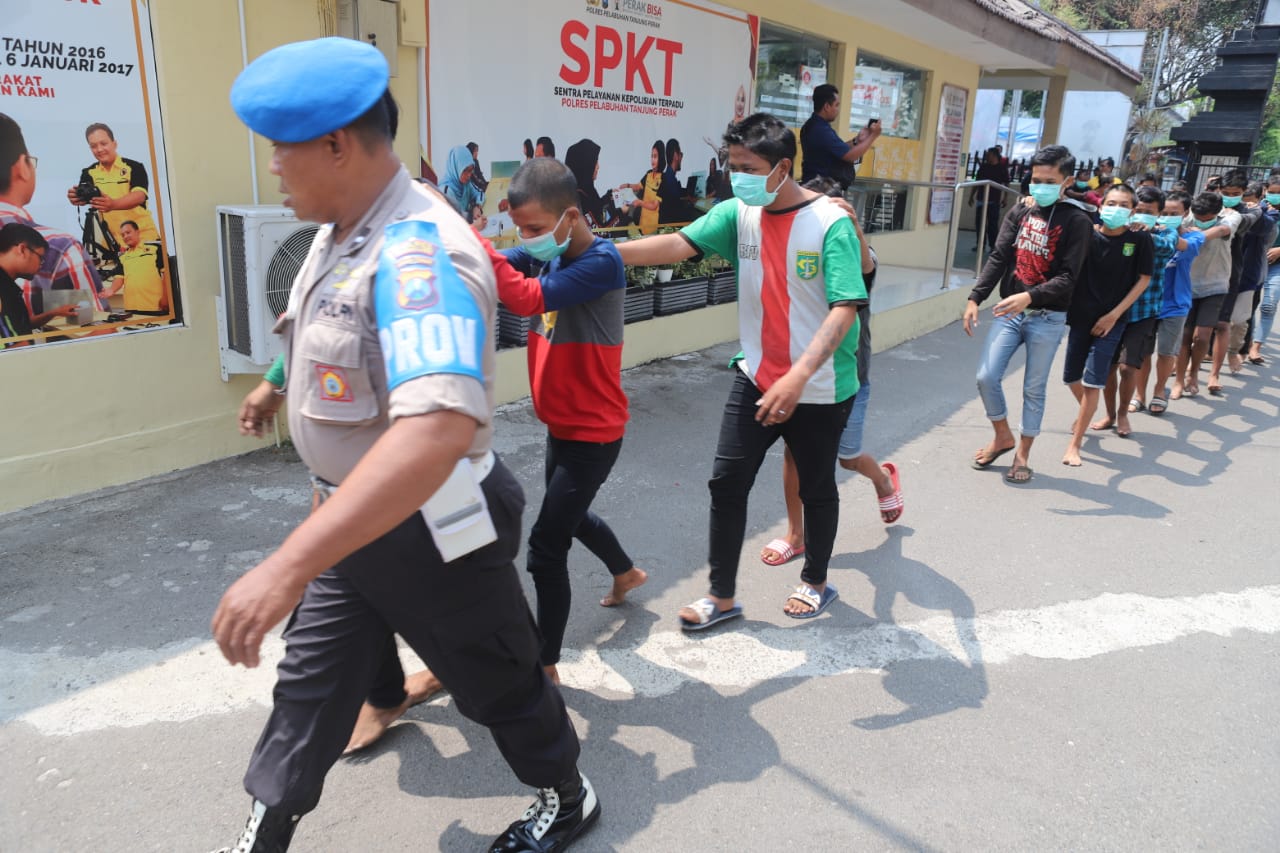 Para pelajar tergabung dalam gangster saat berada di Mapolres Tanjung Perak Surabaya. (Foto: Faiq/ngopibareng.id)