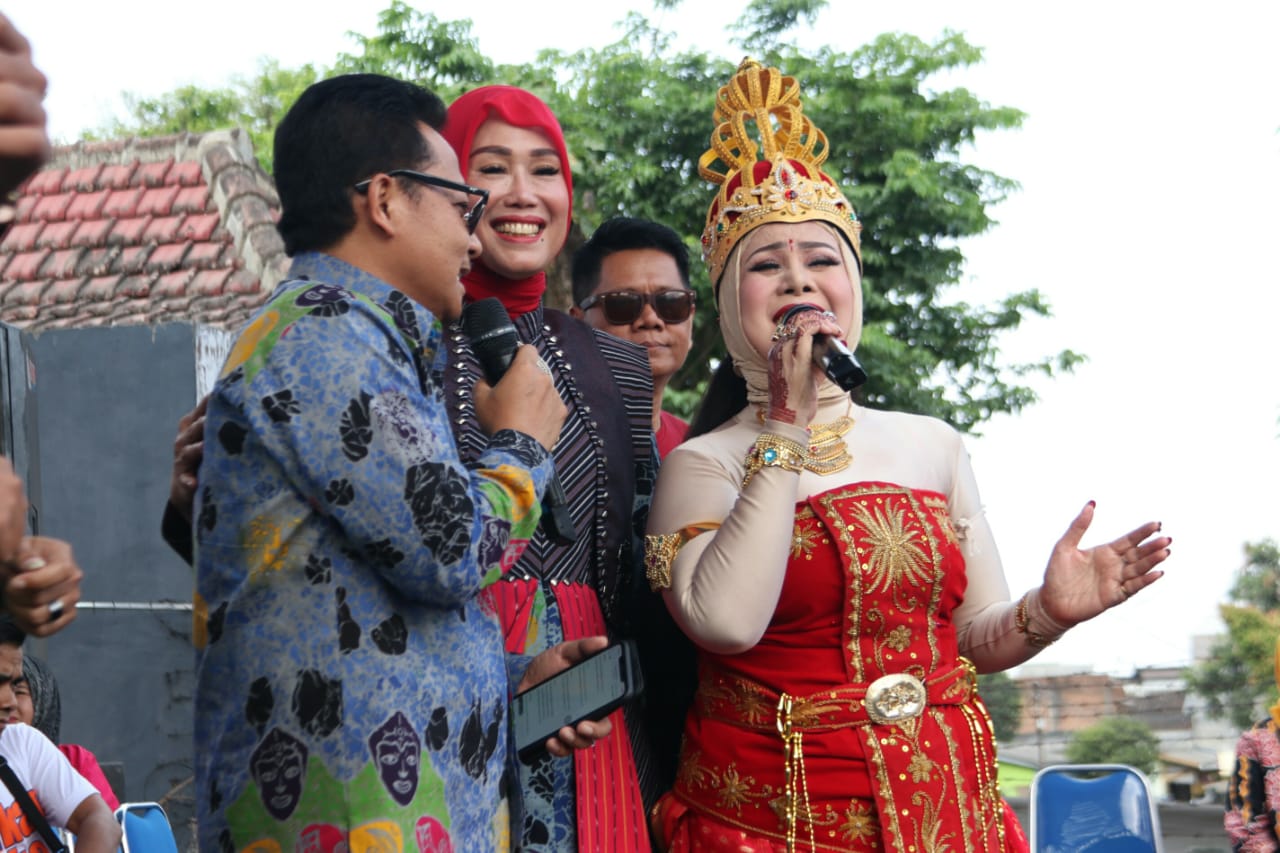 Penampilan duet Wali Kota Malang, Sutiaji dengan Penyanyi Dangdut, Elvi Sukaesih, dengan didampingi oleh sang istri (dok:foto istimewa)