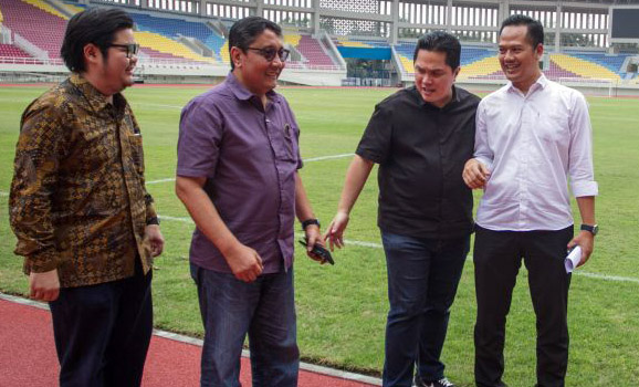 Erick (dua dari kiri) saat bertemu dengan pemilik PT Persis Solo Saestu, Sabtu, 21 September 2019. (Foto: Ant)