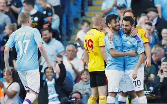 Duo pemain Man City asal Spanyol Silva dan Bernando Silva merayakan kegembiraan usai mencetak gol ke gawang Watford dalam pekan ke 6 Liga Inggris, Sabtu, 21 September 2019 petang WIB. (Foto: AFP)