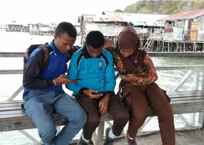 Pemuda Kampung Fafanlap Misool kabupaten Raja Ampat saat menikmati jaringan internet (Foto: Antara/Ernes)
