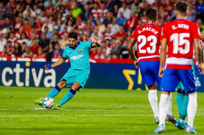 Aksi Luis Suarez saat Barcelona tumbang 0-2 di tangan Granada. (Foto: Twitter/@FCBarcelona)