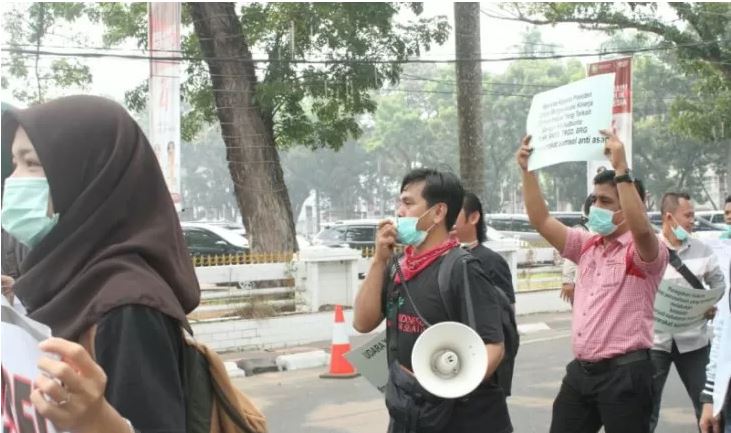 Aktivis Poros Hijau Indonesia (PHI) Sumsel aksi protes asap karhutla. (Foto: Antara/Yudi Abdullah)