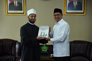 Syekh Dr. Usamah Sayyid Al-Azhari bersama Menteri Agama Lukman Hakim Saifuddin. 