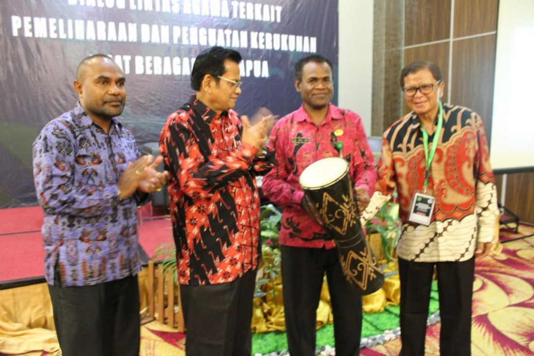 Kepala Pusat Kerukunan Umat Beragama Kemenag Nifasri bersama tokoh agama di Papua. (Foto: kemenag/ngopibareng.id)