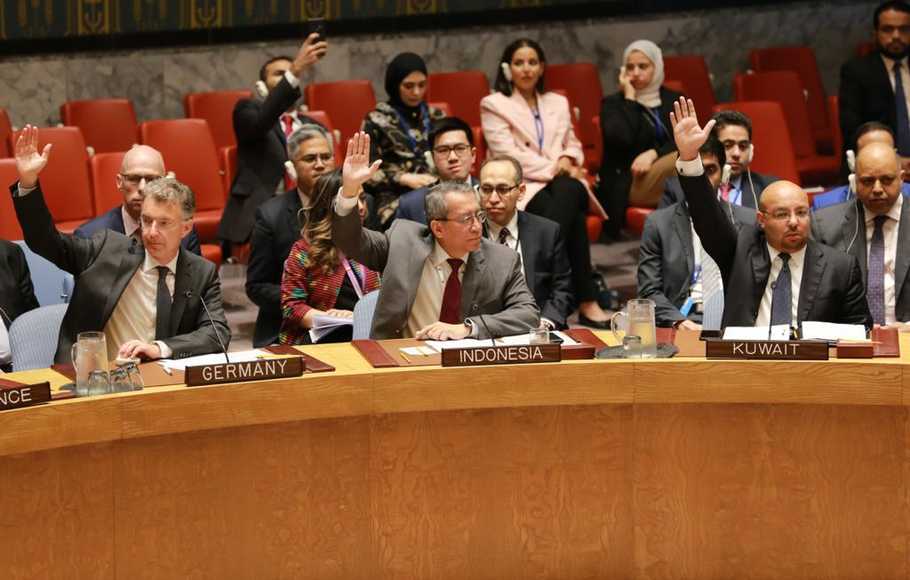 Duta Besar Dian Triansyah Djani (depan tengah), Wakil Tetap RI untuk PBB, dalam pemungutan suara di New York, 17 September 2019. (Foto: ist/ngopibareng.id)