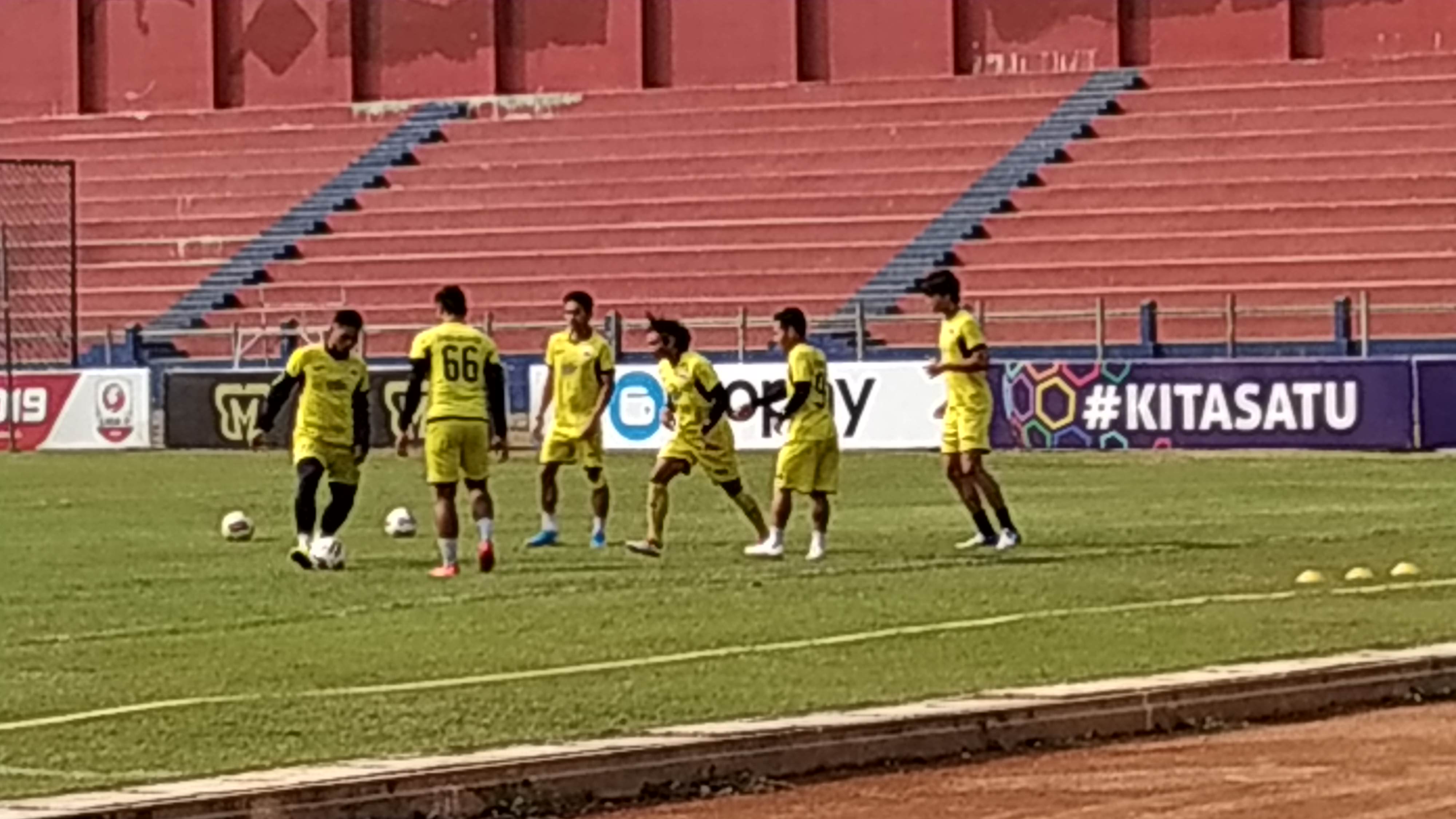 Tim Mitra Kukar menjajal Stadion Brawijaya Kediri jelang lawan Persik Kediri, Minggu, 22 September 2019. (Foto: Fendhi/ngopibareng.id)