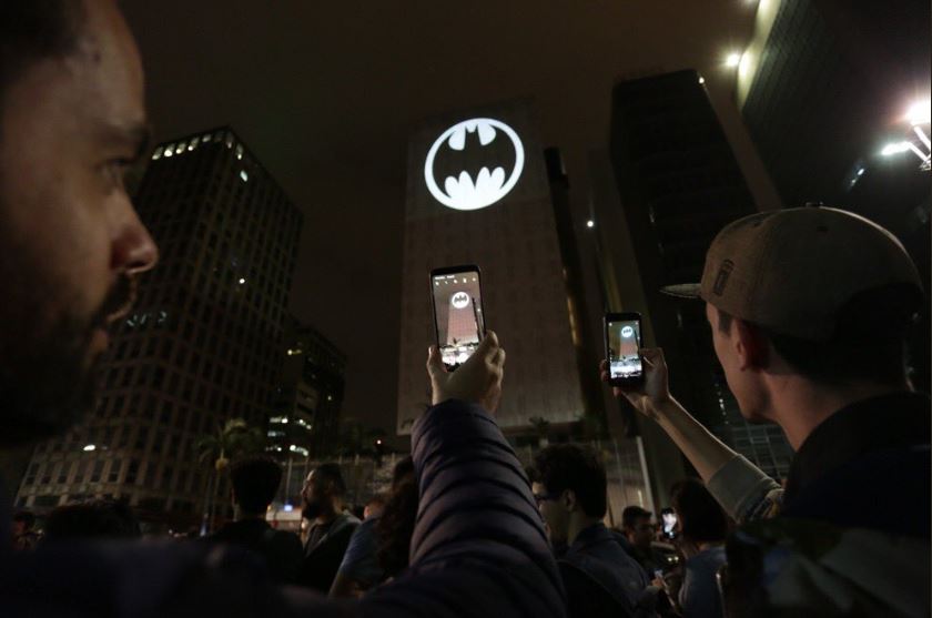 Pertunjukan Bat Signal di beberapa kota dunia menjadi bagian dari perayaan ke-80 sosok pahlawan super besutan DC Comics, Batman. (Foto: Twitter/DCBatman)