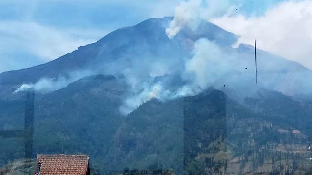 Kebakaran melanda lereng Gunung Sumbing.