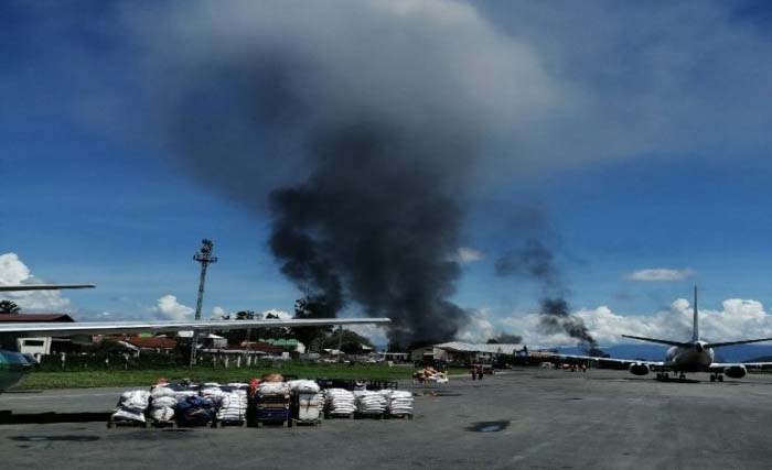 Beberapa bangunan di sekitar Bandara Wamena, Papua, dirusak dan dibakar, Senin. (Foto:Antara)