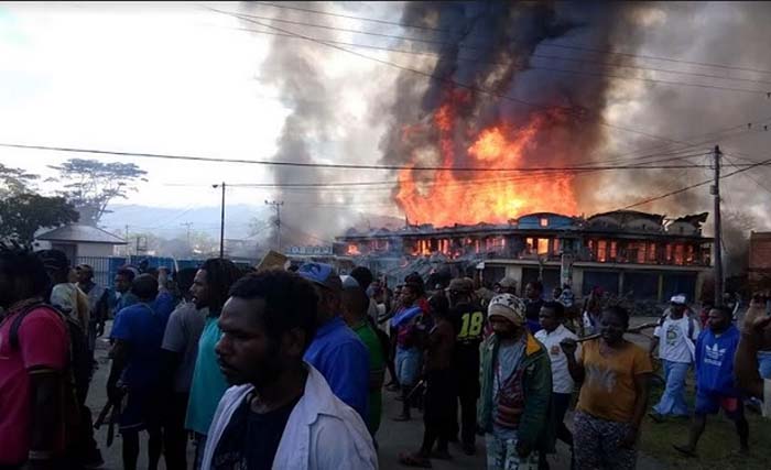 Kerusuhan akibat aksi anarkis di Wamena hari ini akibat isu hoaks. (Foto:SindoNews)