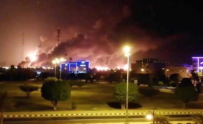 Ladang minyak milik  Saudi  Aramco terbakar hebat akibat serangan drone Houthi Yaman. (Foto:  AFP)