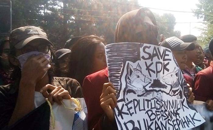 Mahasiswa Bandung gelar aksi tolak pelemahan KPK, di depan kantor DPRD Jabar. (Foto:BeritaSatu) 