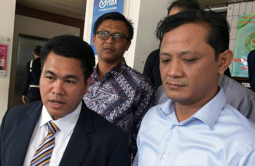 Ervin Luthfi (kanan) didampingi kuasa hukumnya usai mendaftarkan gugatan ke PTUN, Jakarta, Senin, 23 September 2019. (Foto: kcm)