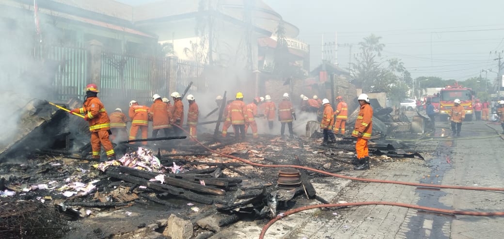 Kebakaran di kawasan Dukuh Kupang, Surabaya. (Foto: Faiq/ngopibareng.id)