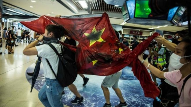 Bendera China dilecehkan, dibuang ke sungai Shing Mun. (Foto: bbc)