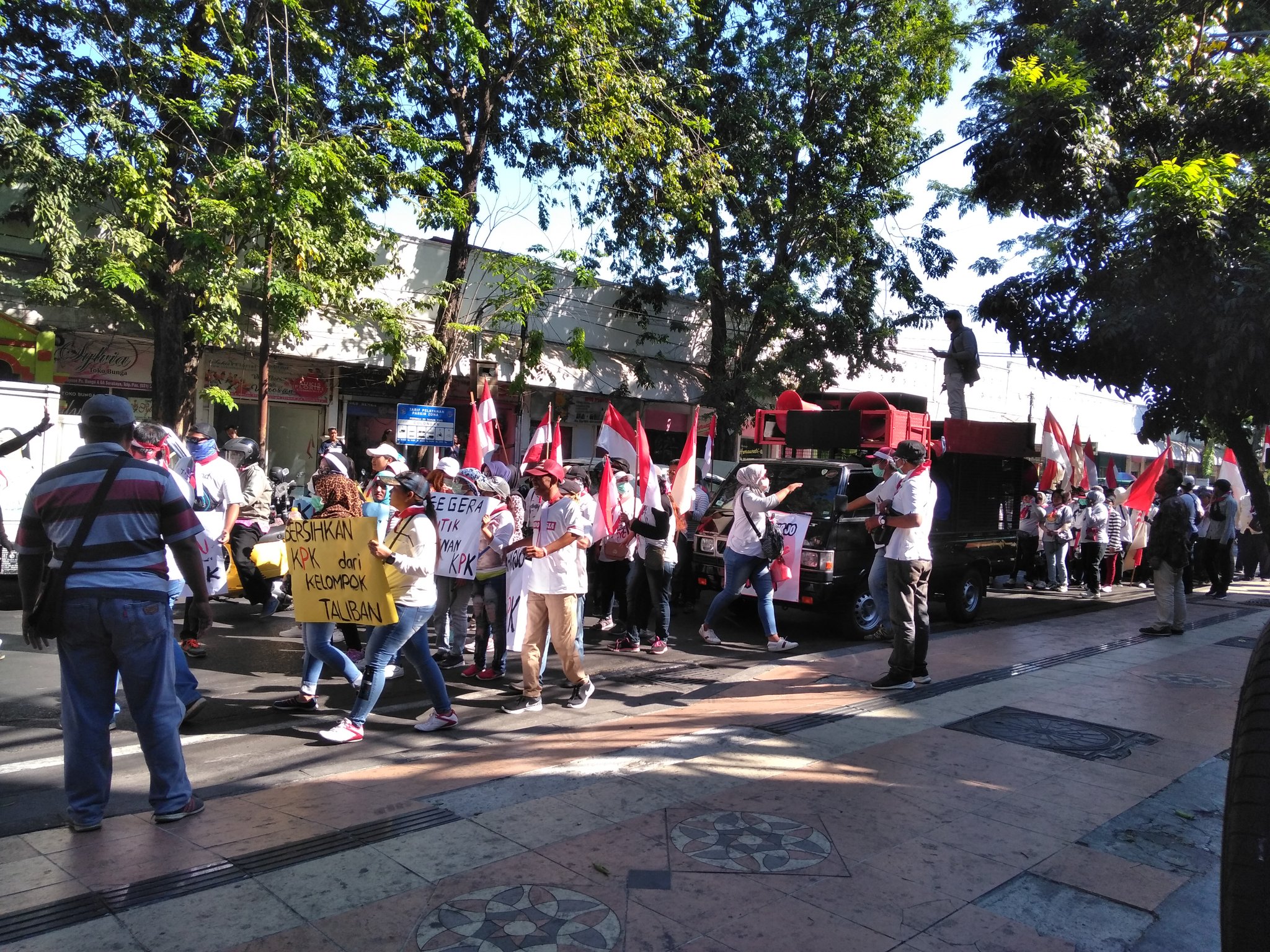 Massa dari Masyarakat Jawa Timur Anti Korupsi saat melakukan short march di kawasan Kayon Surabaya. (Foto: Istimewa)